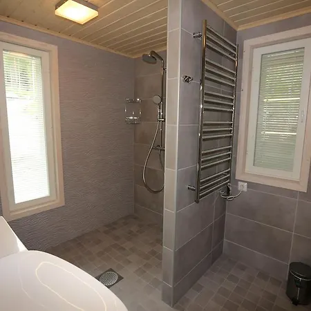 Tukkilahti Lakeside 5 Bedroom With Sauna